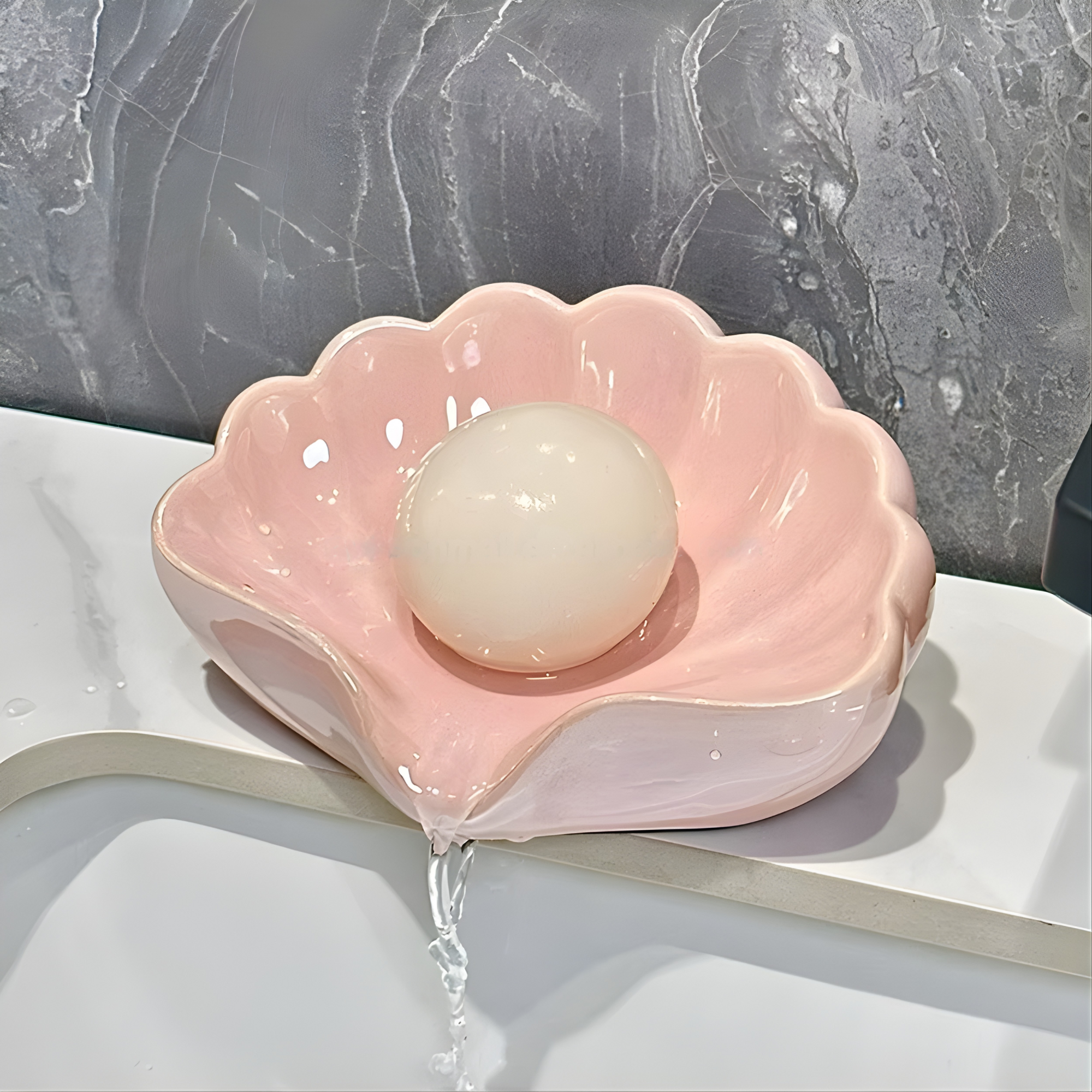 Best1 shell-shaped soap dish in elegant design with drainage, perfect for bathroom vanity use.