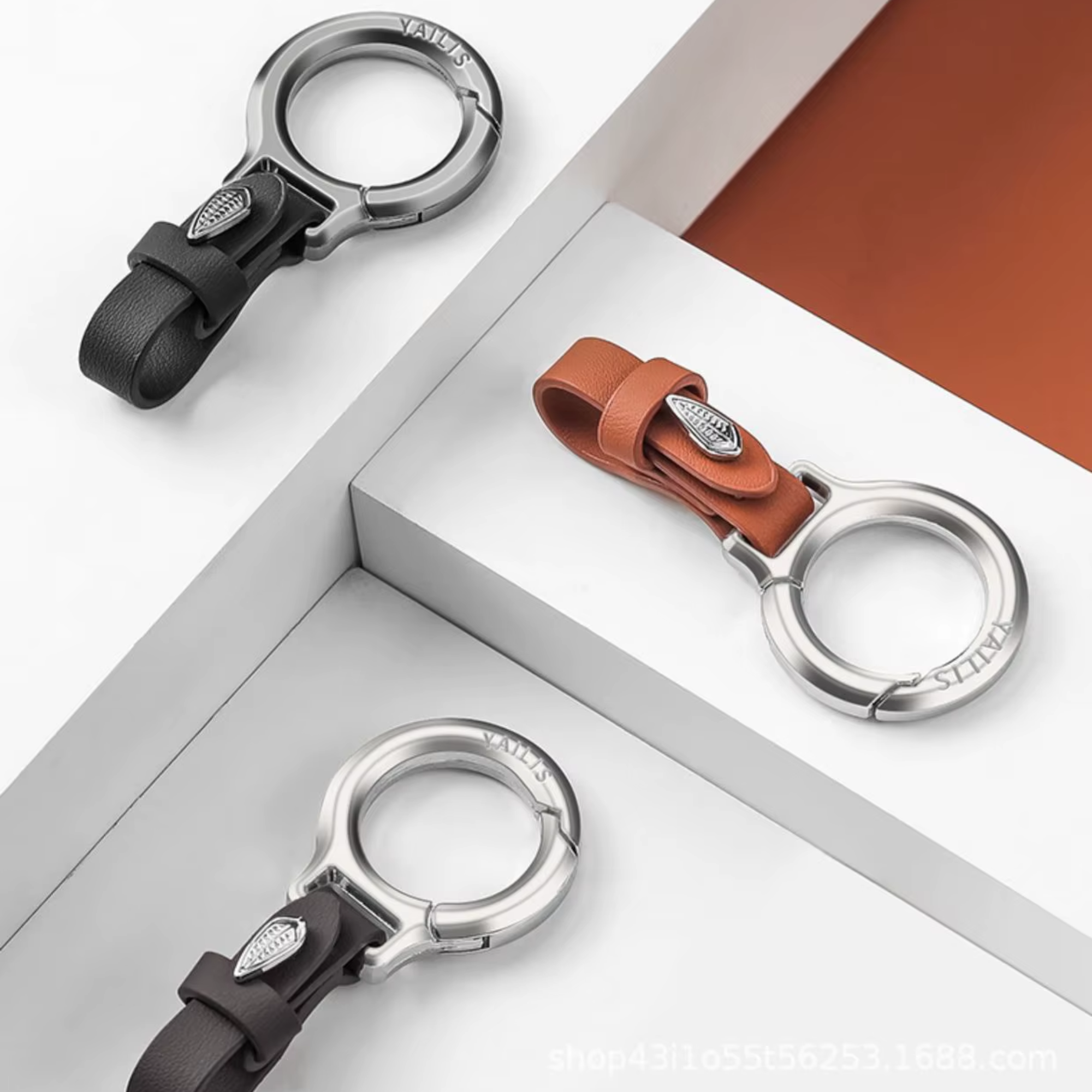 Best1 luxury black leather keychain for men featuring a zinc alloy car key ring and premium clasp design.